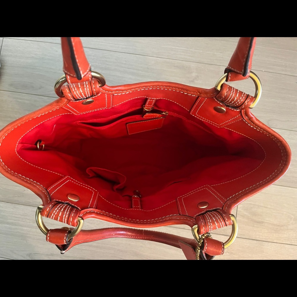 This a coach Beach bag